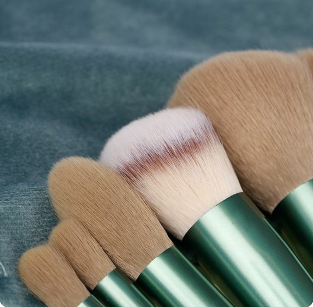 13 Piece Make Up Brushes Gift Set image 2